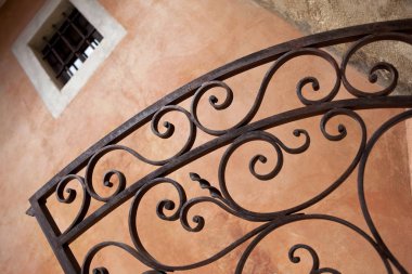 Provence bir evde bir Ferforje kapı detay