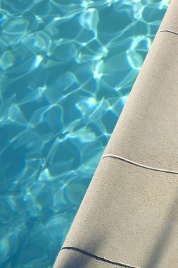 Su ve havuzu çevreleyen