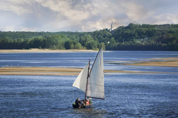 Nave a vela sul fiume — Foto Stock