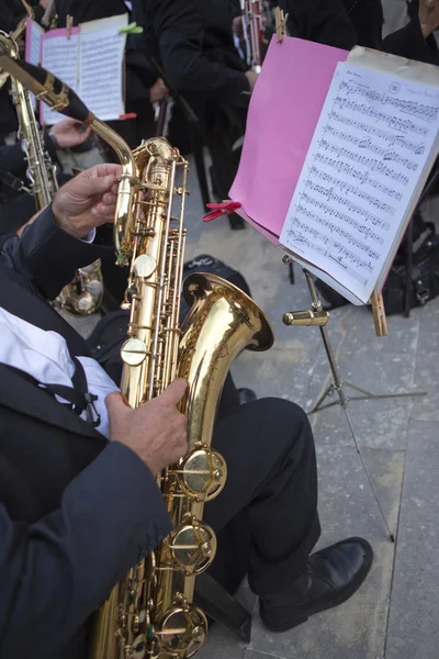 Close Saxofonista Tocando Uma Banda — Fotografia de Stock