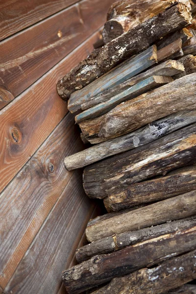 Grumes Bois Contre Une Cabane Bûcheron — Photo