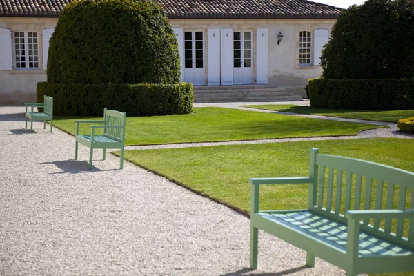 Green wooden benches — Stock Photo, Image