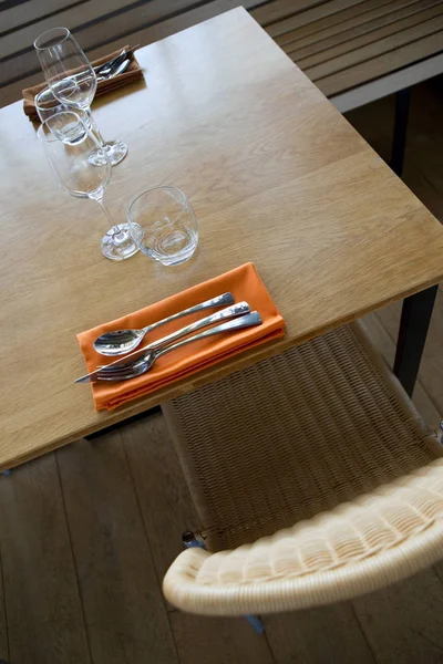 Table dans un restaurant français — Photo