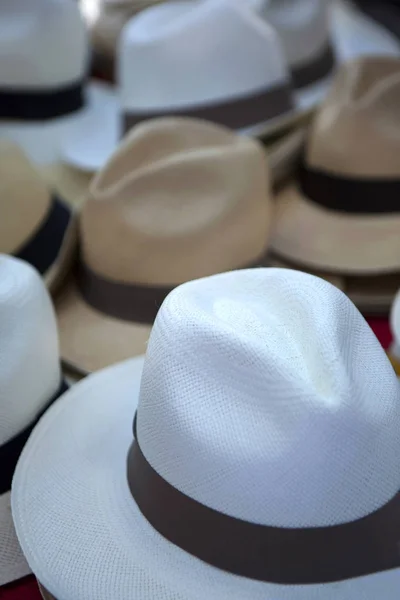 Chapeaux de paille sur une stalle — Photo