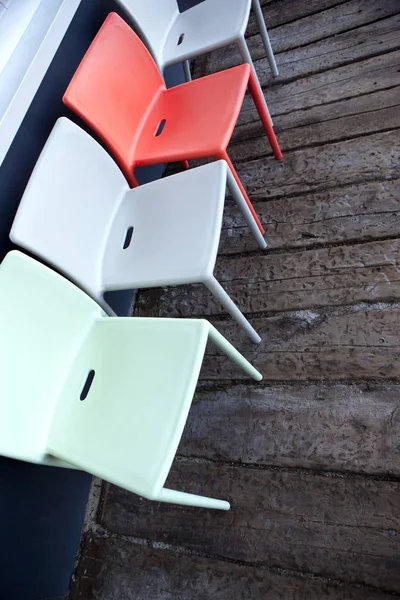 Plastikstühle Auf Einem Holzboden Hof — Stockfoto