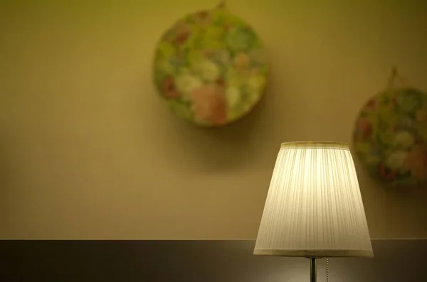 Лампа Декоративные Тарелки Стене Вестибюле Старого Французского Отеля — стоковое фото