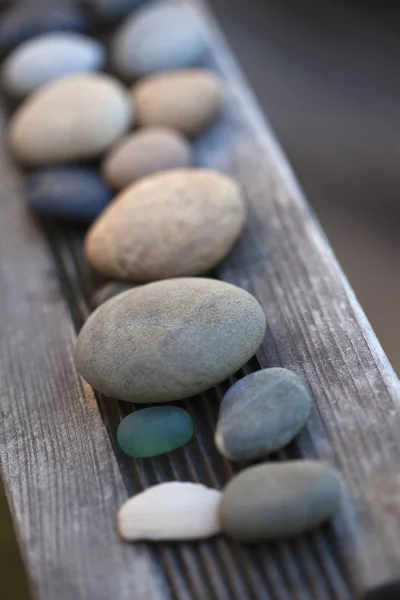 Dekorative Kieselsteine Auf Einem Regal Einem Wellnessbereich — Stockfoto