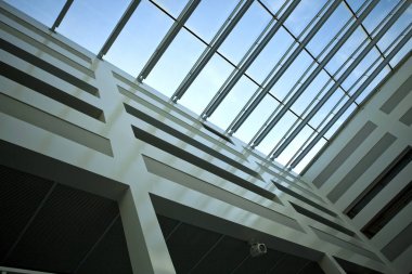 Cam çatı modern ofis binası içinde