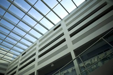 Cam çatı modern ofis binası içinde