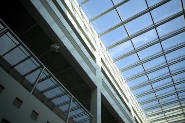 Cam çatı insiside modern ofis binası