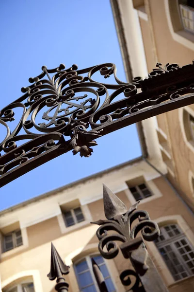Ancienne porte élégante en fer forgé en France — Photo
