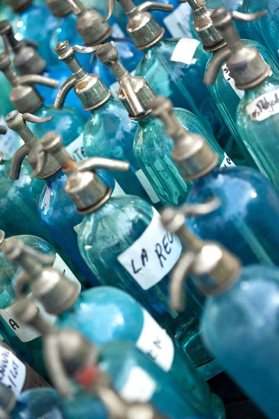 Viejas botellas de agua seltz en un mercadillo —  Fotos de Stock