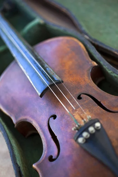 Старая скрипка без веревки на блошином рынке — стоковое фото