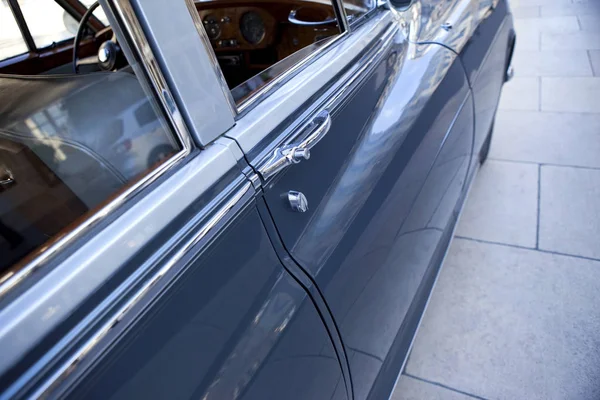 Feche de uma maçaneta de porta de uma limusine — Fotografia de Stock