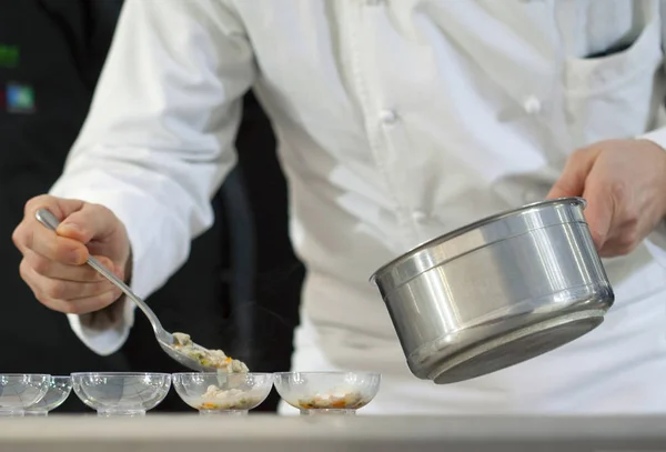 Koch kocht in Tassen in Restaurantküche — Stockfoto