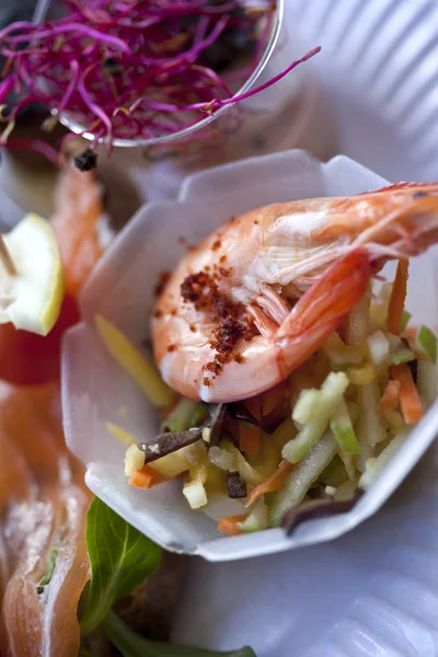 Krevety, saláty a zelenina na misky v bistro — Stock fotografie