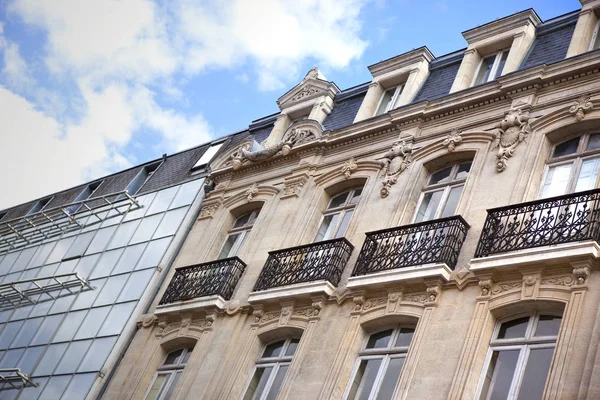 Klassische und moderne französische Architektur in Bordeaux — Stockfoto