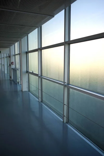Grandes janelas de baía no corredor de um escritório — Fotografia de Stock