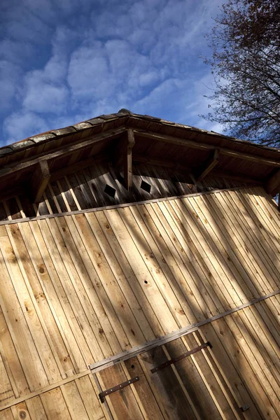 Rustieke houten garage in een Franse boerderij — Stockfoto