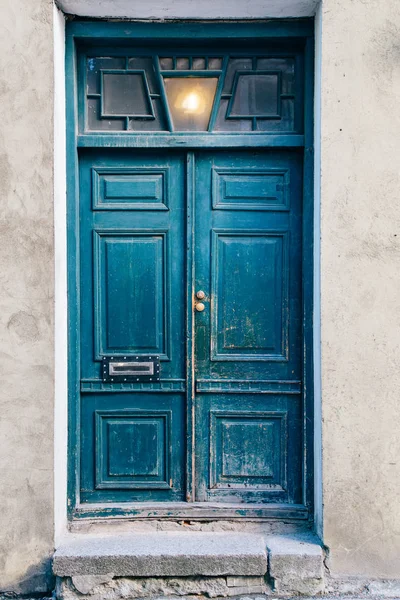 오래 된 파란 대문 — 스톡 사진