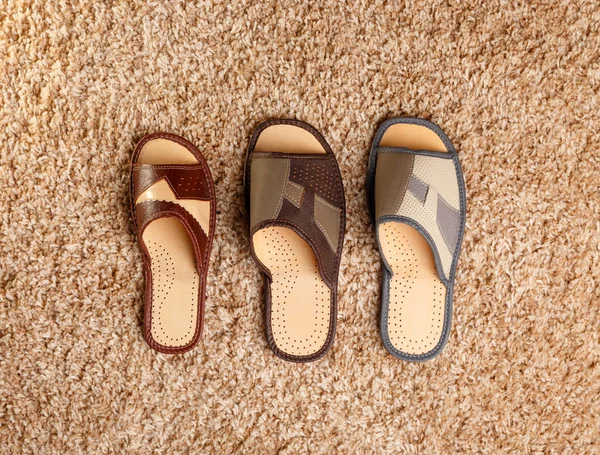 Três chinelos de tamanho diferente — Fotografia de Stock