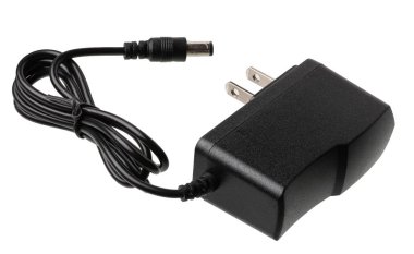 Bükülmüş bir kablo ile beyaz arka plan üzerinde izole siyah şarj cihazı.