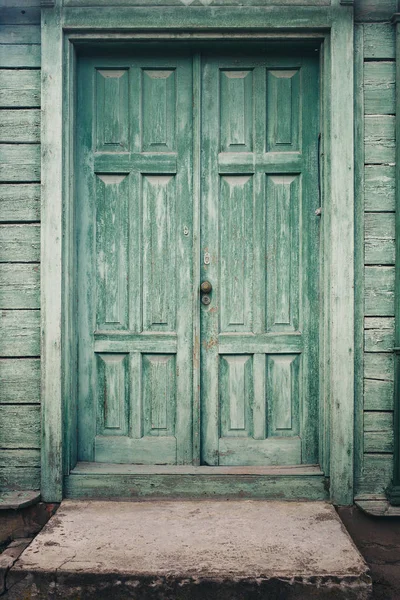 A porta da rua da casa velha — Fotografia de Stock