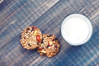 Kozinaki ve süt ile sağlıklı bir kahvaltı