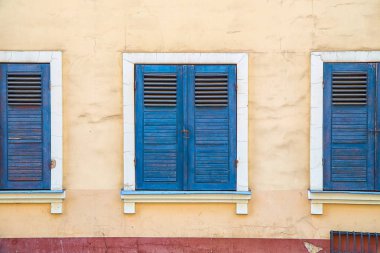 Windows eski mavi panjurlar ile