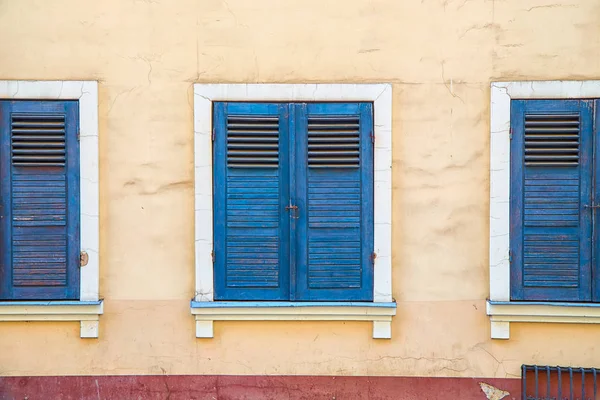 Windows eski mavi panjurlar ile