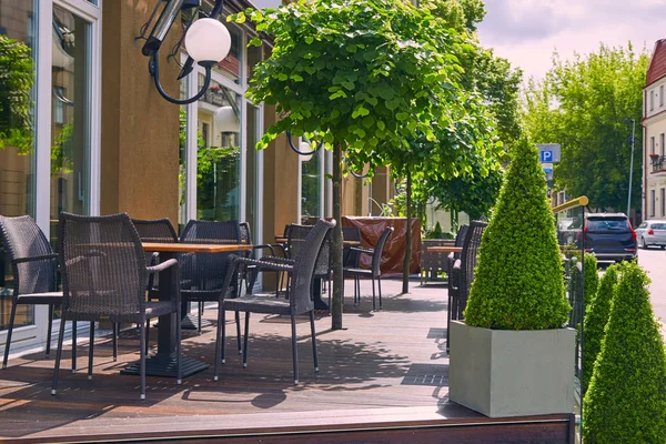 Tables dans un café d'été — Photo