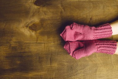 Mittens içinde giyinmiş kızın avuç içi açıldı