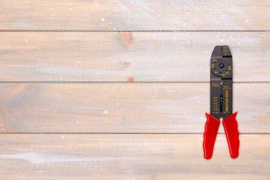 Tel striptizci ile ahşap masa