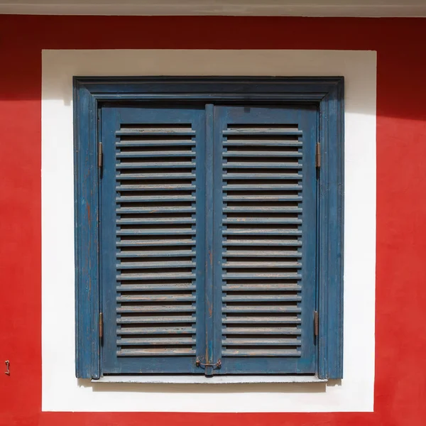세 창이 닫힌된 블루 셔터 — 스톡 사진