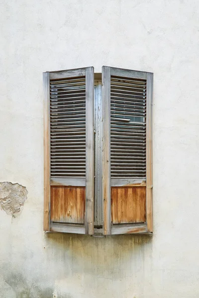 닫힌 셔터와 오래 된 창 — 스톡 사진