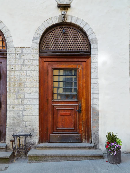 Puerta de madera marrón antigua en Tallin —  Fotos de Stock