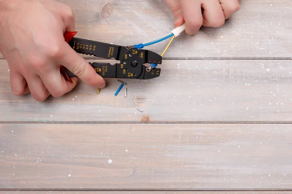 Elektrik terminalleri yükleme işlemi