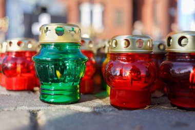 Mumlar yanan ile kilise şamdanlar.