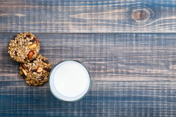 Ahşap masa üzerinde ev yapımı tatlılar