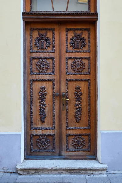 Puerta de madera marrón vieja —  Fotos de Stock