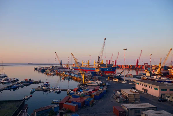 Terminal portuaria al amanecer — Foto de Stock