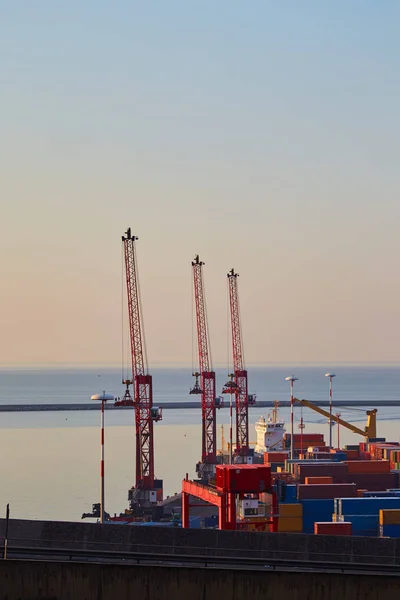 Tres grúas en terminal portuaria — Foto de Stock