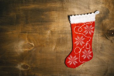 Ahşap arka plan üzerinde kırmızı neşeli Noel çorap
