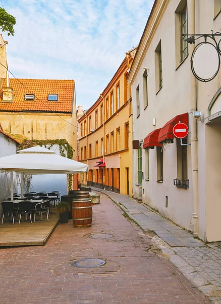 Leere Straße mit Café in Vilnius — Stockfoto