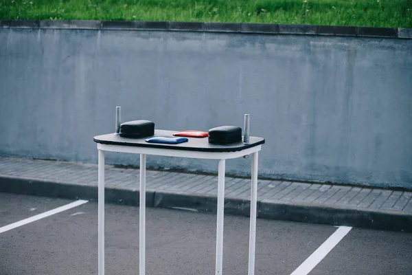 Armwrestling table on street — Stock Photo, Image