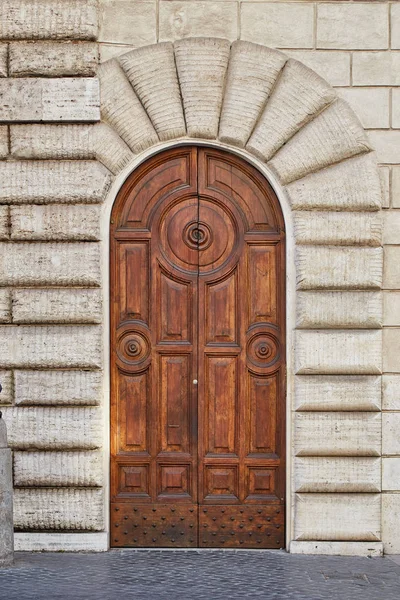 Antigua puerta de madera en Roma —  Fotos de Stock