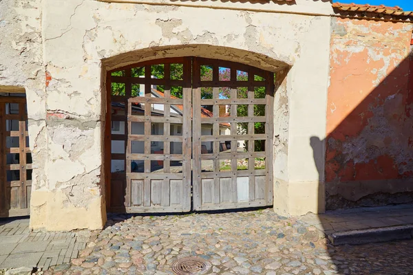 Oude latticed poorten in Tallinn — Stockfoto