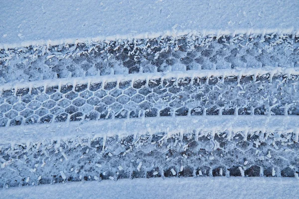 Araba tekerlek izleri