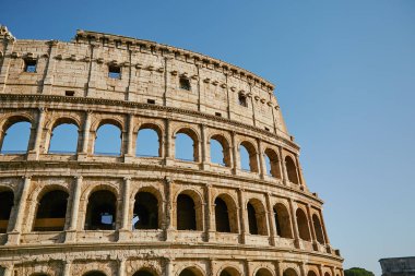 Coliseum mavi gökyüzü