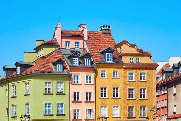 Varşova'daki renkli eski Avrupa evleri